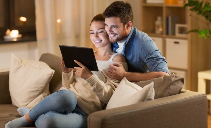 Donna e uomo con tablet