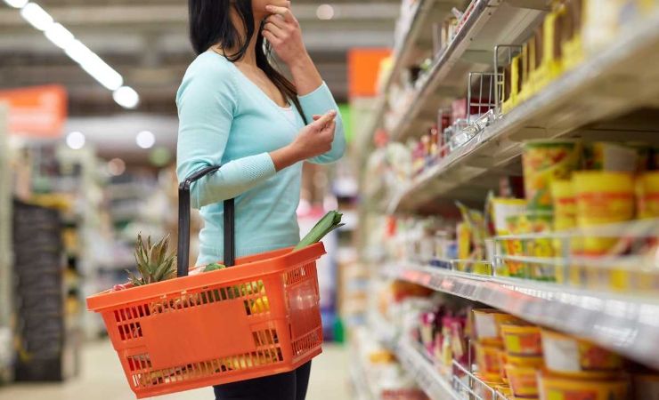 Donna al supermercato