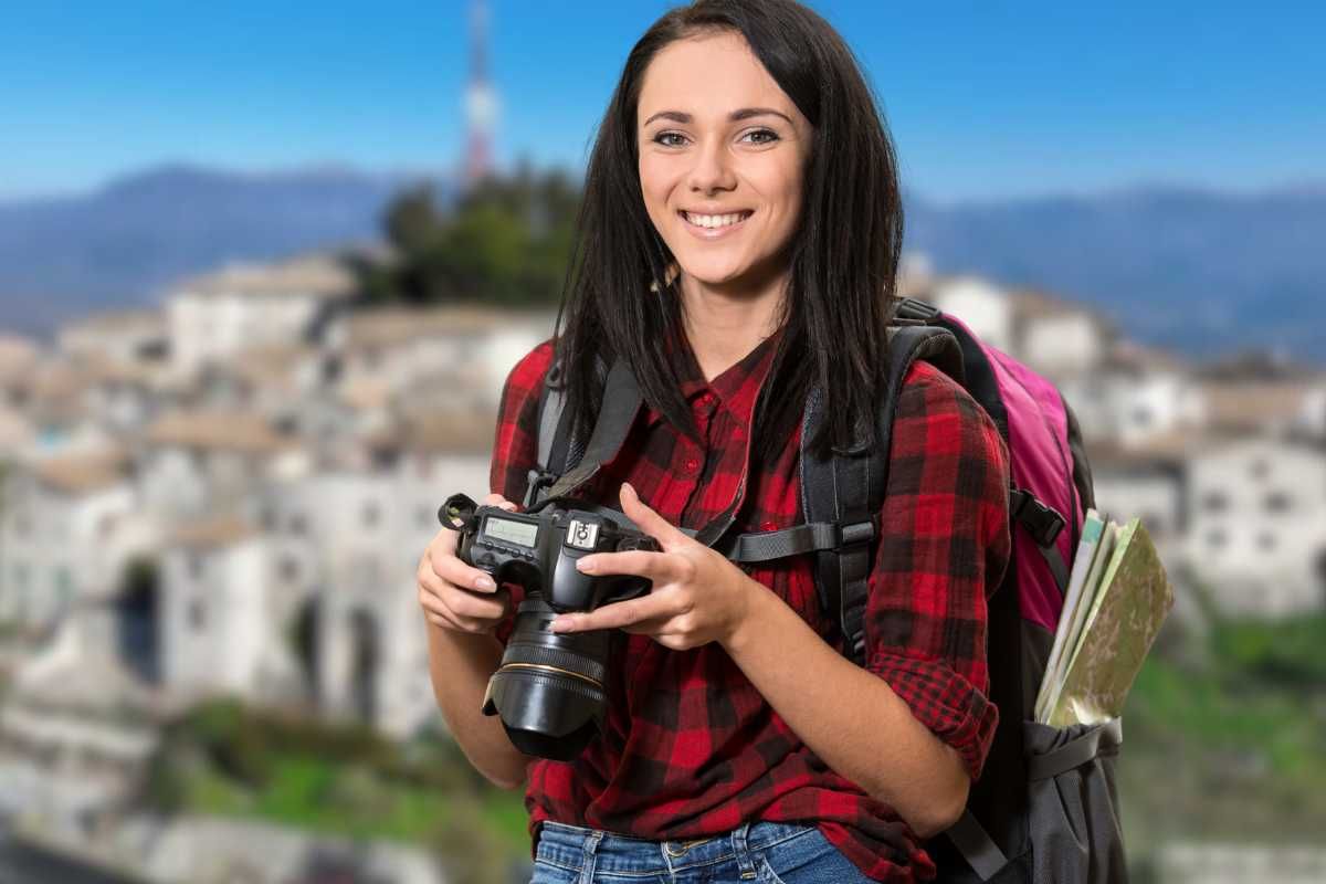 Donna con macchina fotografica