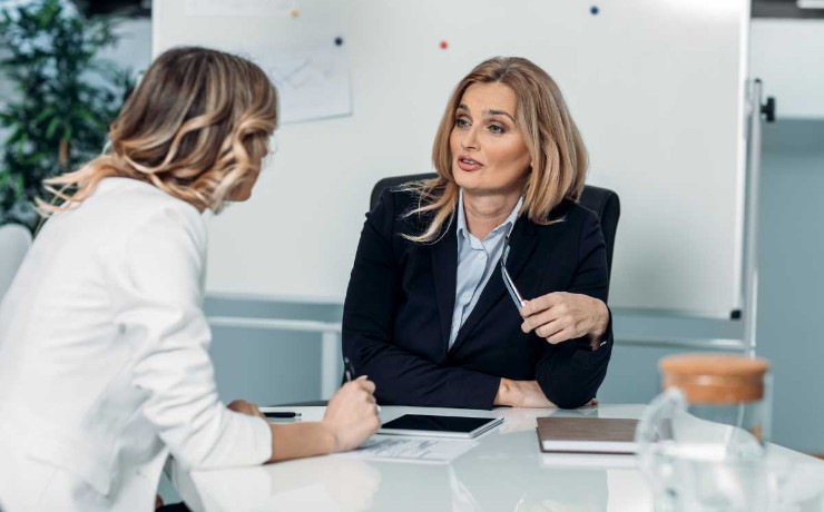 Donne sedute parlano