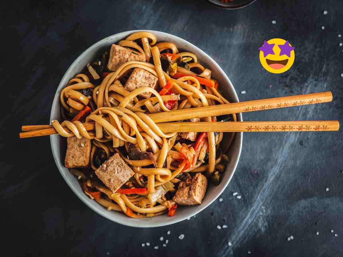 piatto di Noodles con bacchette