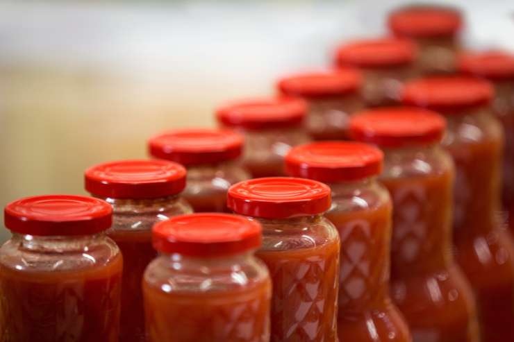 bottiglie di passata di pomodoro