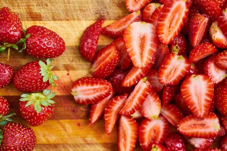 Fragole intere e tagliate