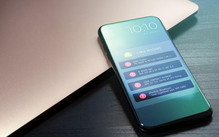 Sfondo smartphone Android con notifiche di truffe rilevate