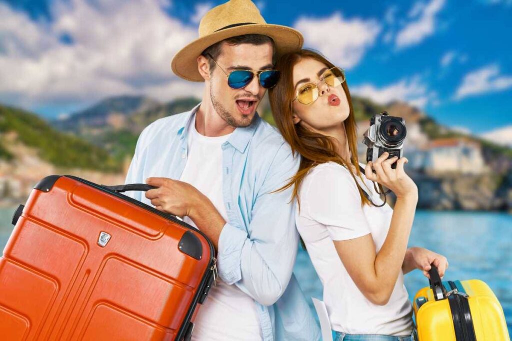 Uomo e donna con valigia e macchina fotografica