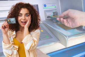 ragazza con carta di credito in mano e bancomat