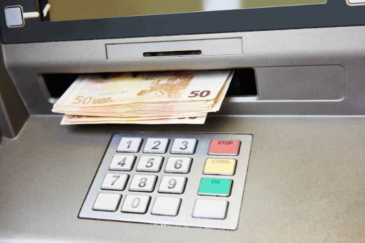 soldi usciti dal bancomat