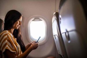 donna su aereo