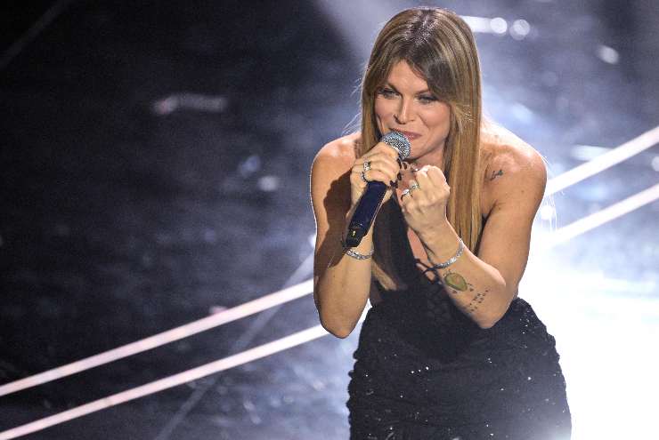 alessandra amoroso canta sul palcoscenico