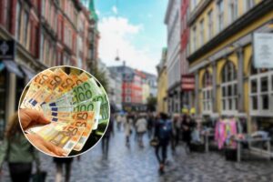 Una città nello sfondo e banconote