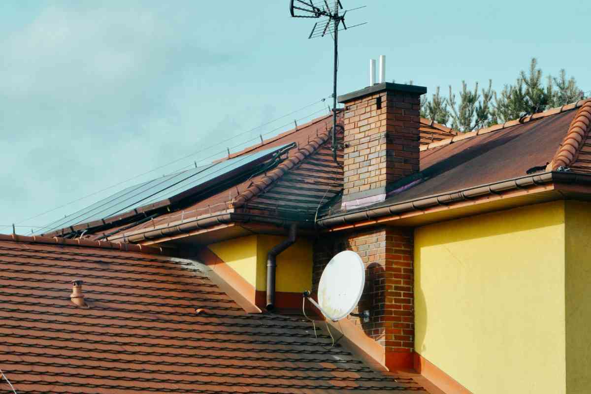 Pannelli solari sul tetto di una casa