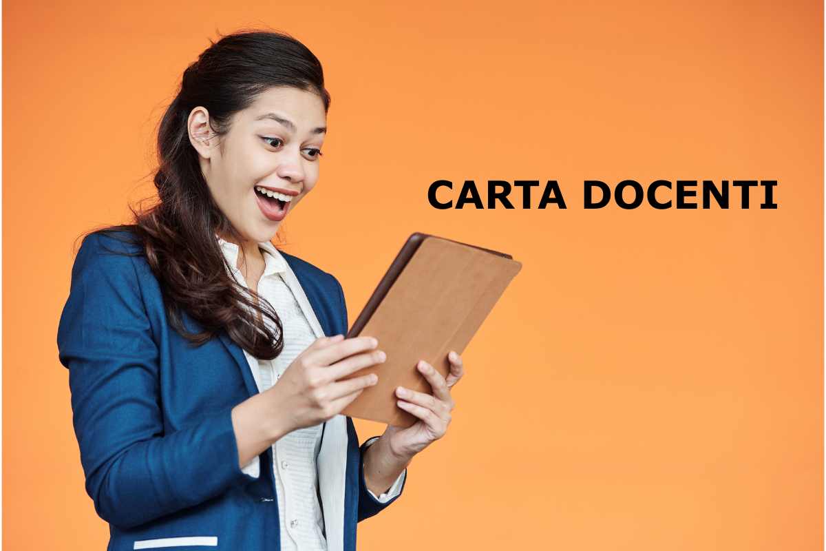 ragazza contenta legge tablet, scritta carta docenti