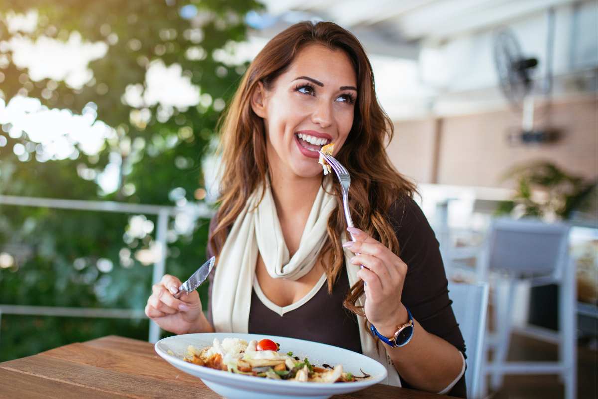 ragazza mangia a tavola