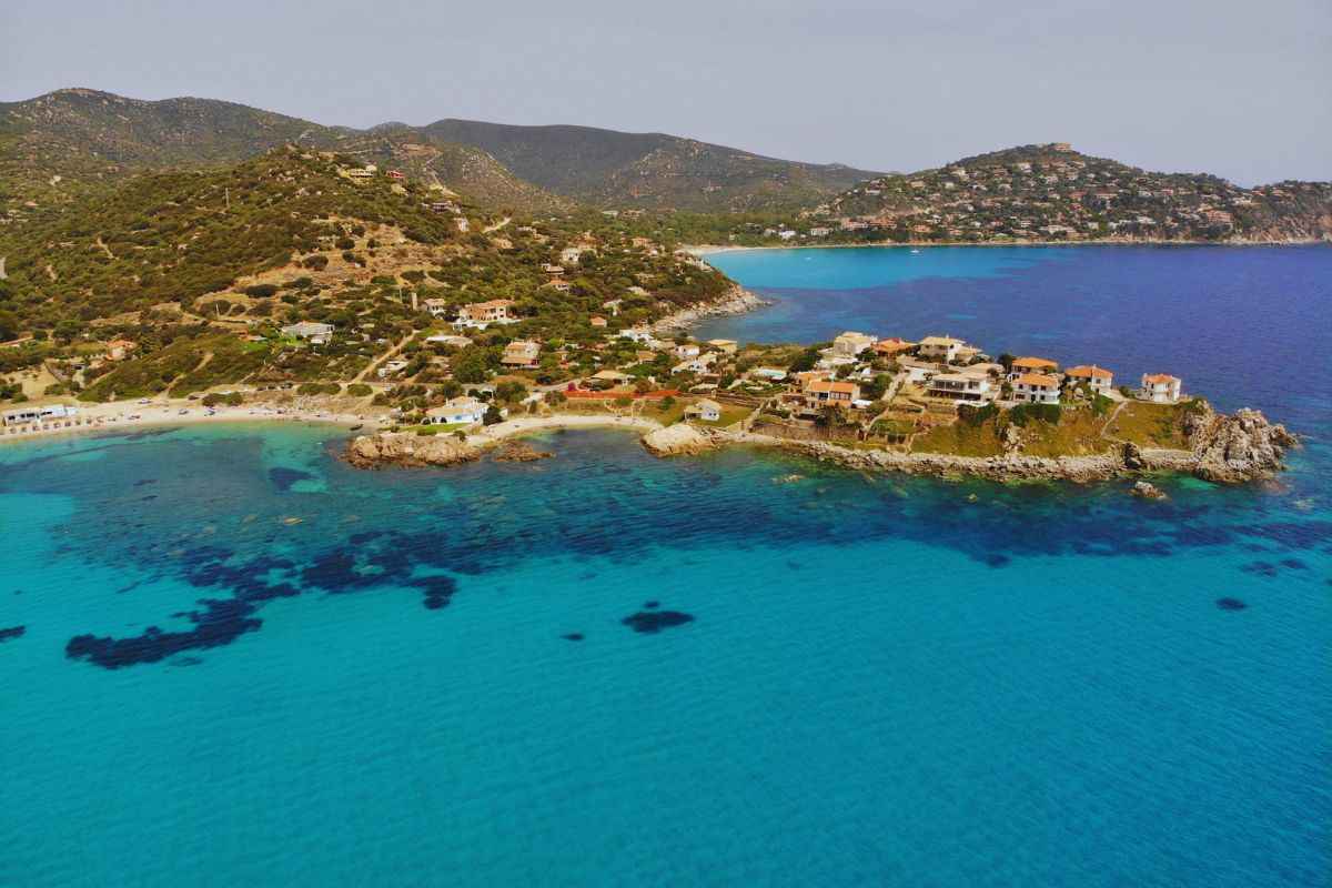 una piccola penisola con mare cristallino