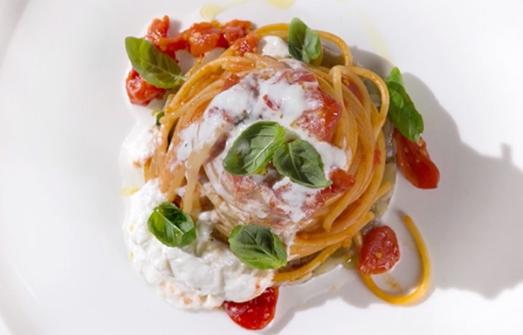 piatto di spaghetti al pomodoro