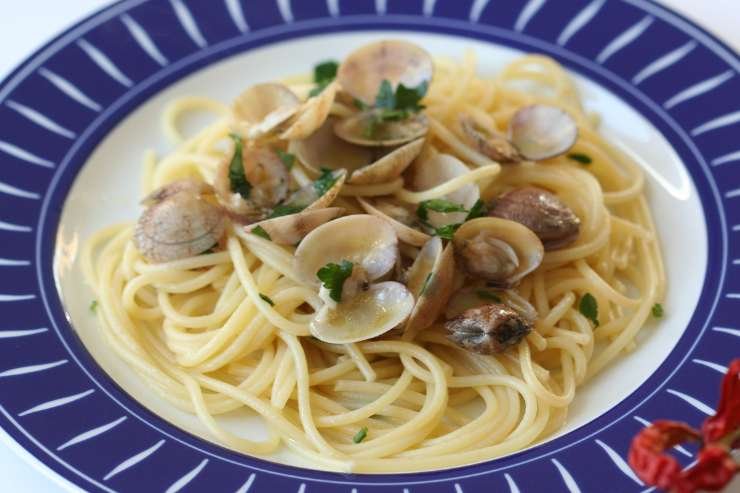 piatto di spaghetti con le vongole