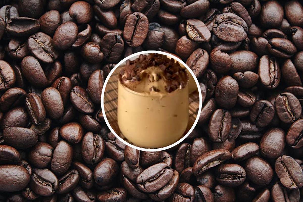 Chicchi di caffè e, in evidenza, un bicchiere di spumone al caffè