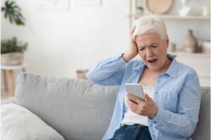 anziana sconvolta legge cellulare