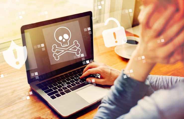 peesona al pc, simbolo morte sullo schermo