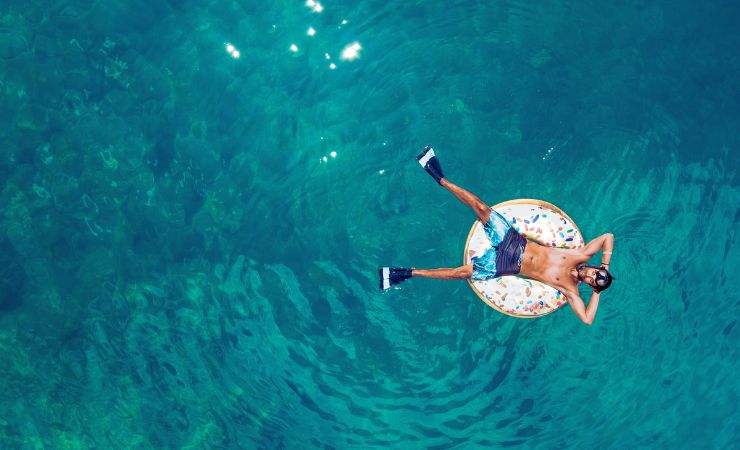 ragazzo con la ciambella in mare