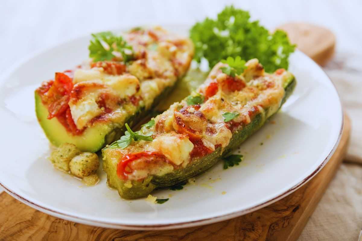 zucchine ripiene con formaggio e pomodoro